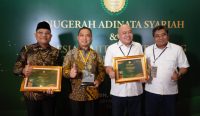 Ria Norsan menerima penghargaan Anugerah Adinata Syariah 2026