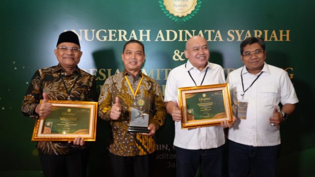 Ria Norsan menerima penghargaan Anugerah Adinata Syariah 2026