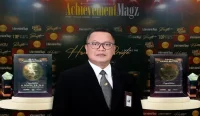 Direktur Utama Bank Kalbar Rokidi menerima penghargaan Outstanding Excellence Award 2026 bersama penghargaan Professional Excellence Award yang diraih Bank Kalbar.
