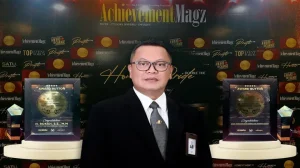 Direktur Utama Bank Kalbar Rokidi menerima penghargaan Outstanding Excellence Award 2026 bersama penghargaan Professional Excellence Award yang diraih Bank Kalbar.