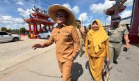 Bupati Sujiwo meninjau penataan Pasar Sungai Kakap.