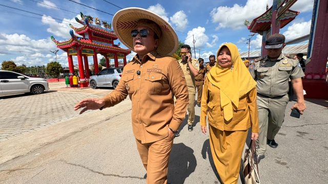 Bupati Sujiwo meninjau penataan Pasar Sungai Kakap.