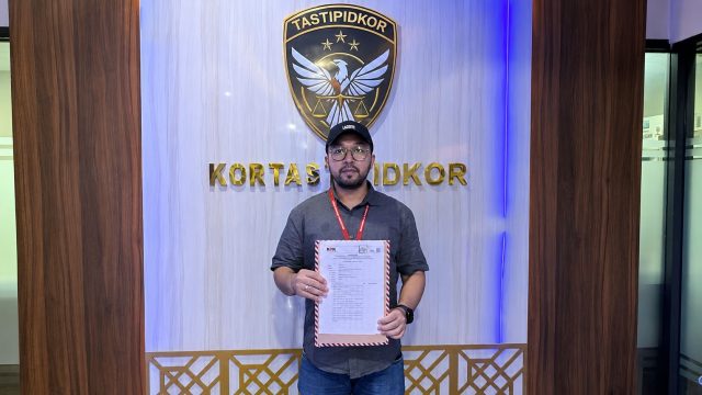 Stevanus Babaro melaporkan dugaan korupsi pasokan batu bara ke Kortastipidkor Polri