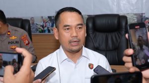 Pelimpahan tersangka kasus dugaan oli palsu ke Kejari Mempawah