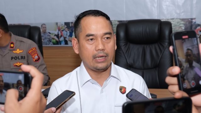 Pelimpahan tersangka kasus dugaan oli palsu ke Kejari Mempawah