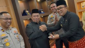 Bupati Kubu Raya Sujiwo saat menghadiri kegiatan HUT ke-19 Kabupaten Kubu Raya dan menegaskan semangat melayani masyarakat.