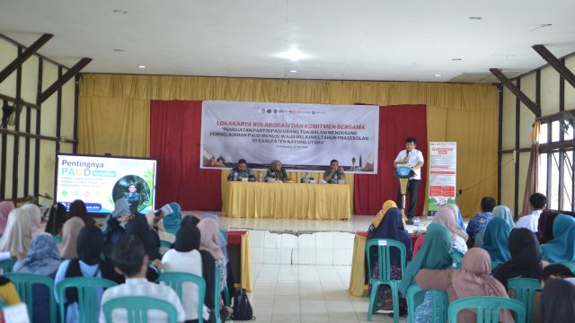 Pemateri nasional Dendi Wijaya Saputra menyampaikan materi tentang pentingnya PAUD berkualitas dalam Kampanye Wajib Belajar 13 Tahun di Teluk Batang, Kabupaten Kayong Utara.
