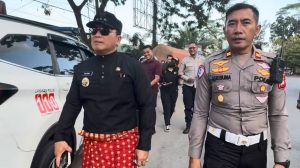 Bupati Sujiwo meninjau penertiban parkir liar di kawasan Tugu Mayor Alianyang Kecamatan Sungai Ambawang Kabupaten Kubu Raya.