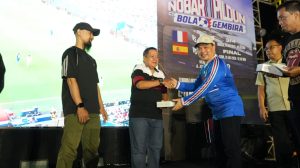 Gubernur Kalimantan Barat Ria Norsan menghadiri nobar Piala Dunia FIFA 2026 bersama ribuan masyarakat di halaman Kantor Gubernur Kalbar.