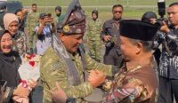 Gubernur Kalbar Ria Norsan menyambut Wakil Kepala Staf Angkatan Darat Letjen TNI Muhammad Saleh Mustafa dalam kunjungan kerja di Pontianak, Kalimantan Barat.