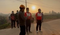 Bupati Kubu Raya Sujiwo meninjau langsung lokasi kebakaran hutan dan lahan di Desa Limbung serta meminta aparat segera menangkap pelaku pembakaran.