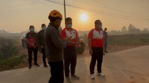 Bupati Kubu Raya Sujiwo meninjau langsung lokasi kebakaran hutan dan lahan di Desa Limbung serta meminta aparat segera menangkap pelaku pembakaran.