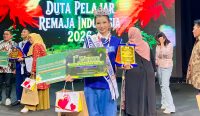 Evelyn Romana menerima selempang dan mahkota sebagai Duta Pelajar Remaja Indonesia 2026 Kategori SMP di Auditorium Abdulrahman Saleh RRI Jakarta.