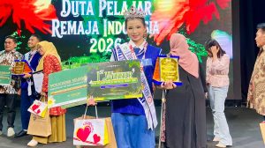 Evelyn Romana menerima selempang dan mahkota sebagai Duta Pelajar Remaja Indonesia 2026 Kategori SMP di Auditorium Abdulrahman Saleh RRI Jakarta.