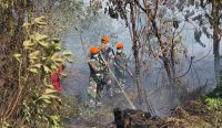 Prajurit Yonko 466 Pasgat memadamkan kebakaran hutan dan lahan di Kubu Raya bersama tim gabungan.