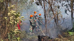 Prajurit Yonko 466 Pasgat memadamkan kebakaran hutan dan lahan di Kubu Raya bersama tim gabungan.