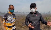 Bupati Sujiwo meninjau penanganan karhutla di Kubu Raya dengan dukungan helikopter water bombing BNPB.