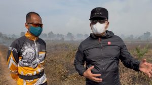 Bupati Sujiwo meninjau penanganan karhutla di Kubu Raya dengan dukungan helikopter water bombing BNPB.