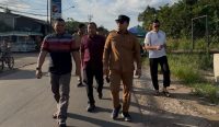 Sujiwo meninjau Jalan Pemuda Sungai Rengas yang akan diperbaiki