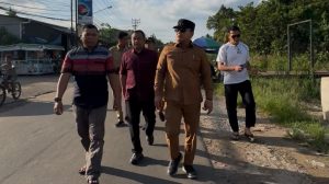 Sujiwo meninjau Jalan Pemuda Sungai Rengas yang akan diperbaiki