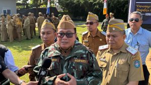 Sujiwo menerima penyematan Warga Kehormatan Korps Pasgat TNI AU