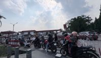 Antrean panjang kendaraan di SPBU Pontianak akibat meningkatnya permintaan BBM.