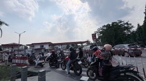 Antrean panjang kendaraan di SPBU Pontianak akibat meningkatnya permintaan BBM.