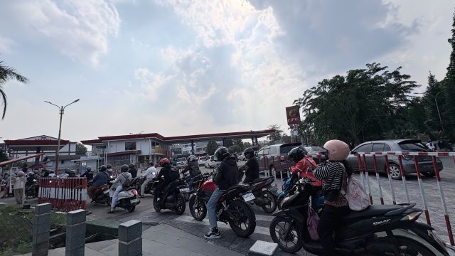 Antrean panjang kendaraan di SPBU Pontianak akibat meningkatnya permintaan BBM.