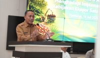 Krisantus Kurniawan saat rapat dengan perusahaan sawit di Kalbar