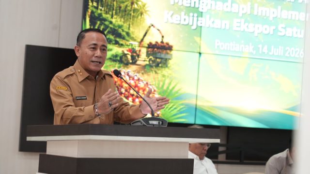 Krisantus Kurniawan saat rapat dengan perusahaan sawit di Kalbar