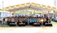 Direktur Utama Bank Kalbar Rokidi meninjau layanan perbankan dalam Gema Membangun Desa 2026 di Desa Teluk Batang, Kabupaten Kayong Utara.