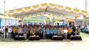 Direktur Utama Bank Kalbar Rokidi meninjau layanan perbankan dalam Gema Membangun Desa 2026 di Desa Teluk Batang, Kabupaten Kayong Utara.