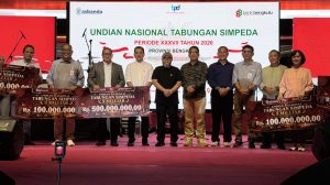 Rokidi menerima simbolis hadiah Rp500 juta untuk nasabah Bank Kalbar