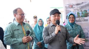 Ria Norsan menghadiri Gema Membangun Desa di Teluk Batang dengan menghadirkan berbagai layanan publik bagi masyarakat.