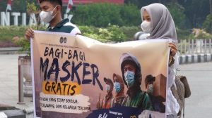 Imigrasi Pontianak bagikan 1.700 masker di tengah kabut asap