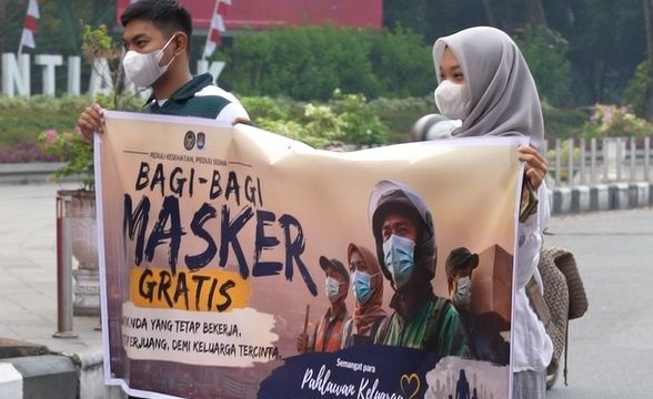 Imigrasi Pontianak bagikan 1.700 masker di tengah kabut asap