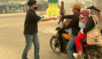 KREASI Muhammadiyah Kayong Utara membagikan masker kepada warga Teluk Melano