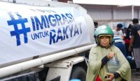 Imigrasi Pontianak menyalurkan bantuan air bersih kepada warga Gang Bansir 2