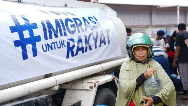 Imigrasi Pontianak menyalurkan bantuan air bersih kepada warga Gang Bansir 2