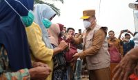 Ria Norsan menyalurkan bantuan air bersih kepada warga Kayong Utara