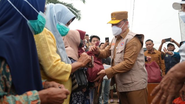 Ria Norsan menyalurkan bantuan air bersih kepada warga Kayong Utara
