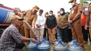Ria Norsan salurkan air bersih dan sembako murah di Ketapang