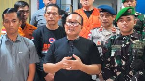 Bupati Kubu Raya Sujiwo mengimbau warga tidak menampung air hujan hasil rekayasa cuaca