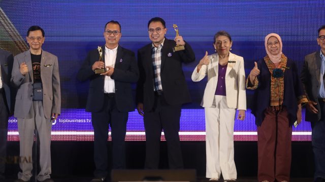 Bank Kalbar meraih TOP Human Capital Awards 2026 bintang lima dan penghargaan The Most Committed Top Leader untuk Direktur Utama Rokidi.