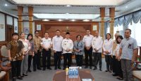 Ria Norsan rapat bersama Pertamina dan PLN membahas kelangkaan BBM dan pemadaman listrik di Kalimantan Barat.