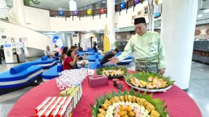 Bank Kalbar KCU Pontianak menghiasi kantor dengan ornamen ikonik untuk merayakan HUT ke-255 Kota Pontianak.