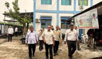 Bupati Kubu Raya Sujiwo meninjau pelayanan kesehatan di Puskesmas Sungai Raya Dalam.
