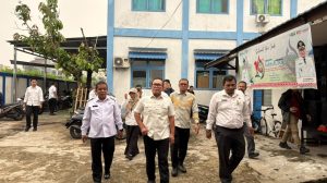 Bupati Kubu Raya Sujiwo meninjau pelayanan kesehatan di Puskesmas Sungai Raya Dalam.