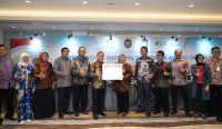 Relawan melakukan pemadaman kebakaran hutan dan lahan di Kalimantan Barat.