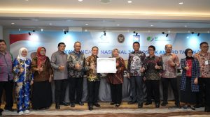 Relawan melakukan pemadaman kebakaran hutan dan lahan di Kalimantan Barat.